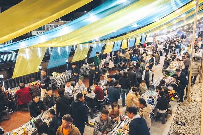 고흥읍 고흥전통시장 인근 수제맥주 브루어리 일원에서 열린 도시재생 수제맥주 축제 '고흥비어락(Beer 樂)'이 지역민과 관광객의 호응 속에 성황리에 마무리됐다. 고흥군 제공