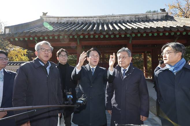 김민석 국무총리가 10일 서울 종로구 유네스코 세계문화유산인 종묘를 찾아 최근 서울시의 세운 4지구 재개발 계획에 대한 발언을 하고 있다. /뉴스1