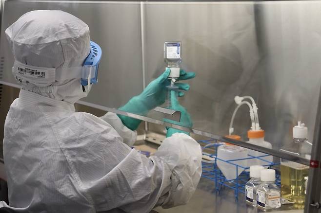 유전자 회사 크리스퍼 테라퓨틱스는 유전자 편집 기술로 만든 치료제를 맞음으로써 콜레스테롤 수치를 영구적으로 낮출 수 있는 치료법을 실험하고 있다. /크리스퍼 테라퓨틱스