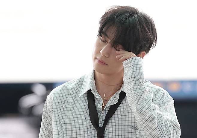 뷔가 지난달 4일 해외 일정을 위해 인천국제공항을 통해 프랑스 파리로 출국하고 있다. /뉴스1