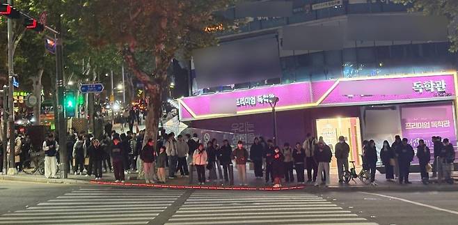 3일 오후 10시쯤 서울 강남구 대치동 학원가에서 학생들이 귀가 중이다. /김수아 기자