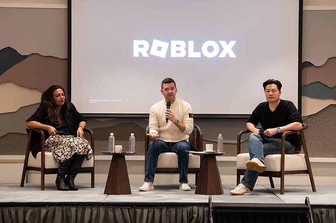 로블록스가 11일 서울 강남구 안다즈 호텔에서 열린 기자간담회에서 ‘코리아 이코노믹 임팩트 2025’ 보고서를 발표했다. 왼쪽부터 파브리 데브 로블록스 APAC 커뮤니케이션 헤드, 제렛 웨스트 로블록스 글로벌 마케팅 책임자, 리차드 채 로블록스 코리아 대표./ 로블록스 제공