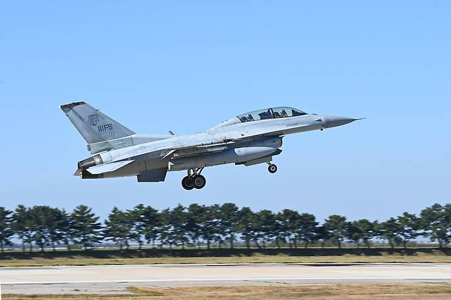 3일 제38전투비행전단소속 KF-16 전투기가 이륙을 하고 있다. (사진= 공군 제공) 2025.11.03