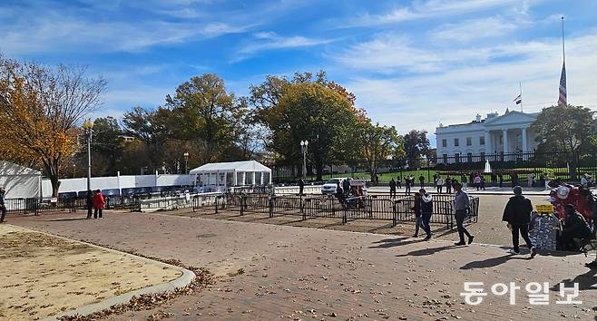 미국의 수도 워싱턴 백악관 인근에 있는 라피엣 광장의 모습. ‘백악관의 뒷마당’으로 불리는 이 광장에선 1981년부터 ‘백악관 평화 시위’가 열렸다. 하지만 9월 도널드 트럼프 대통령이 이 시위의 심장부인 ‘파란 천막’ 등을 철거하라고 지시했고, 사진에서 보이듯 현재는 천막을 포함해 시위대의 물품은 남아 있지 않은 상태다. 워싱턴=신진우 특파원 niceshin@donga.com
