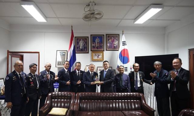 구본상(오른쪽 5번째) LIG 회장을 비롯한 LIG넥스원 임직원들이 10일(현지시간) 태국 ‘한국전 참전용사협회’에 방문해 한국전 참전용사들에게 감사의 마음을 전하는 행사를 진행하고 기념촬영을 하고 있다. LIG넥스원 제공