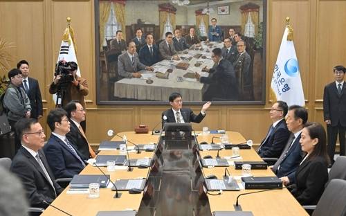 이창용(가운데) 한국은행 총재가 지난달 23일 서울 중구 한국은행 본관에서 열린 금융통화위원회 본회의에 참석해 있다. [사진공동취재단]