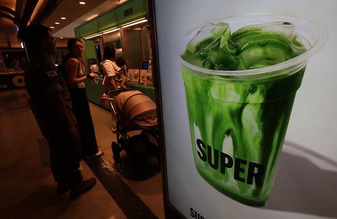 서울 용산구 한 말차 전문점에 말차 음료 안내문이 놓여 있다. 연합뉴스