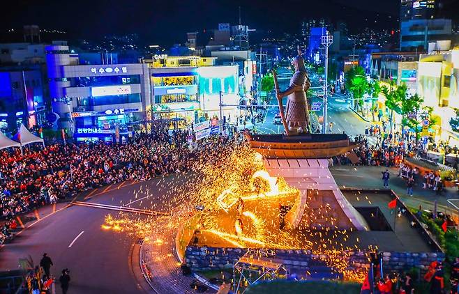 전남 여수시는 올해 여수를 찾은 방문객이 지난 9일 기준 1000만명을 넘어서며 4년 연속 '천만 관광도시'에 등극했다고 11일 밝혔다. 사진은 '2025 여수거북선축제' 모습. 여수시 제공