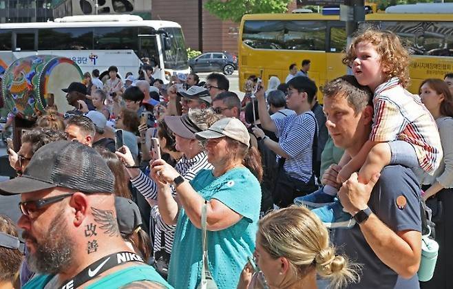 서울 중구 덕수궁을 찾은 외국인 관광객들이 수문장 교대식을 관람하고 있다. 2025.9.2. (ⓒ뉴스1, 무단 전재-재배포 금지)