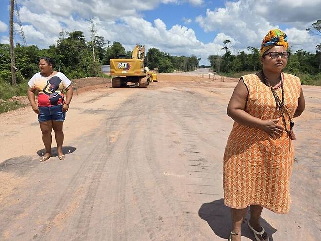 제30차 유엔 기후변화협약 당사국총회(COP30)가 열리는 브라질 벨렝 인근에 건설 중인 ‘아베니다 리베르다데’ 고속도로 위에 퀼롬보 원주민 투리 오모니보(왼쪽)와 바누자 아바카탈이 서 있다. 옥기원 기자