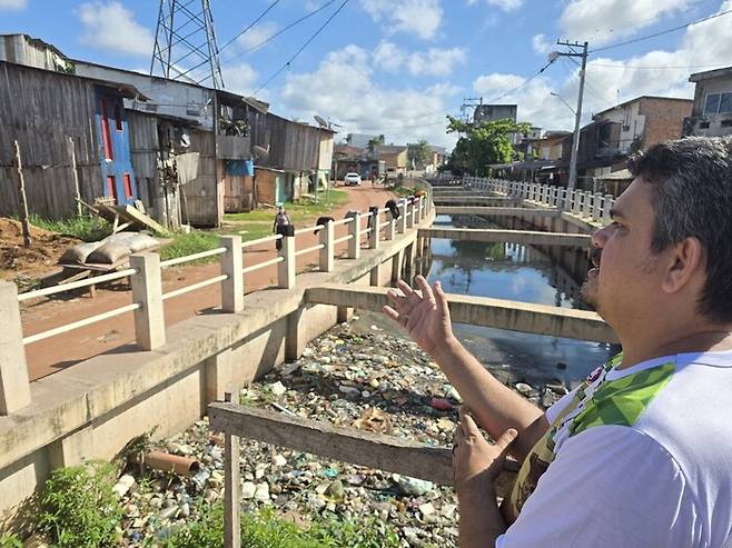 브라질 벨렝의 빈민촌인 ‘떼하 피르미’ 마을 대표 프란시스코 바티스타가 마을을 설명하고 있다. 옥기원 기자