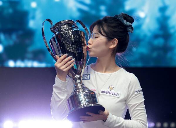 이미래가 10일 열린 여자당구 하이원리조트 챔피언십에서 우승한 뒤 트로피에 입맞춤하고 있다. PBA 제공