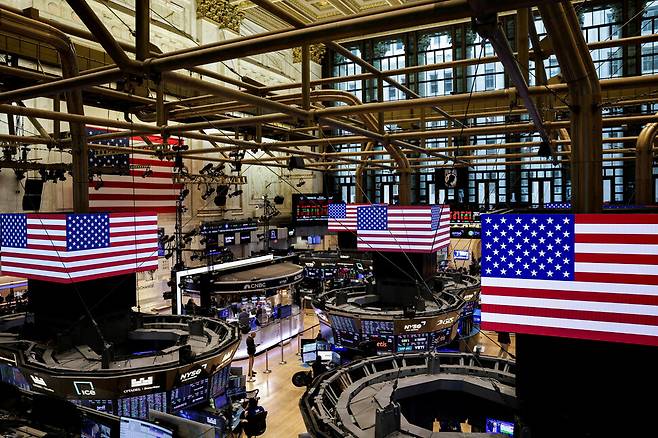미국 뉴욕시 뉴욕증권거래소(NYSE) 화면에 미국 국기가 떠 있다. 2025년 9월 22일 로이터 자료사진이다. 로이터연합뉴스
