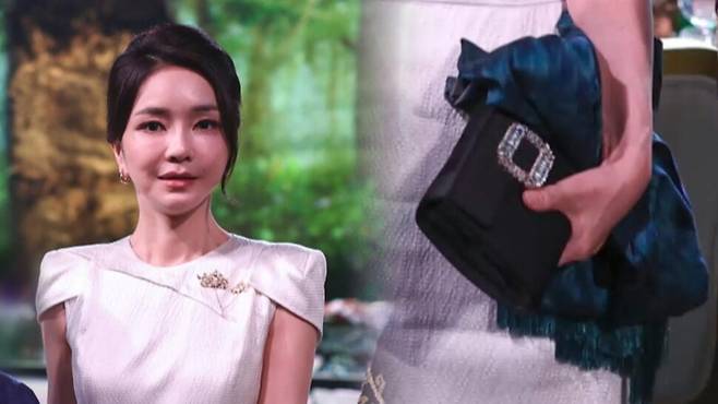 김건희 여사가 2022년 주요 20개국(G20) 환영 만찬에서 로저 비비에 브랜드의 클러치백을 든 모습.  연합뉴스