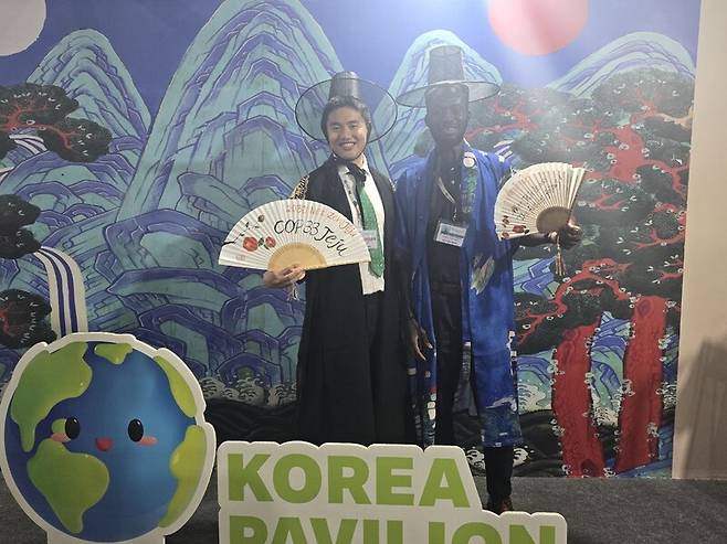 제30차 유엔 기후변화협약 당사국총회(COP30)가 개막한 10일(현지시각) 브라질 벨렝 도시공원에 마련된 한국관에서 참가자들이 한복 입기 체험을 한 뒤 기념사진을 찍고 있다. 옥기원 기자