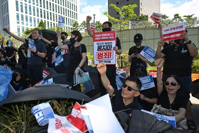 티몬·위메프 정산 지연 사태 피해자들이 8월 30일 서울 서초구 서울중앙지방검찰청 앞에서 검은 우산 집회를 열고 티몬·위메프 경영진의 구속 수사와 피해 구제 방안 대책 마련을 촉구하고 있다. 박시몬 기자