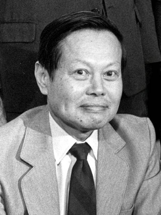 약력에서의 대칭성 붕괴, 즉 패리티 비보존 이론으로 1957년 노벨 물리학상을 수상한 중국 국적 이론물리학자 양첸닝. 그는 저 연구를 함께 수행해 노벨상을 공동 수상한 리청다오와 연구 기여도 다툼 끝에 감정이 상해 평생 교류하지 않았다. 위키피디아