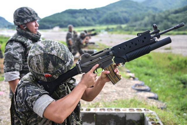 해병대 대원이 K201 유탄발사기로 사격 훈련을 하고 있다. 해병대 제공