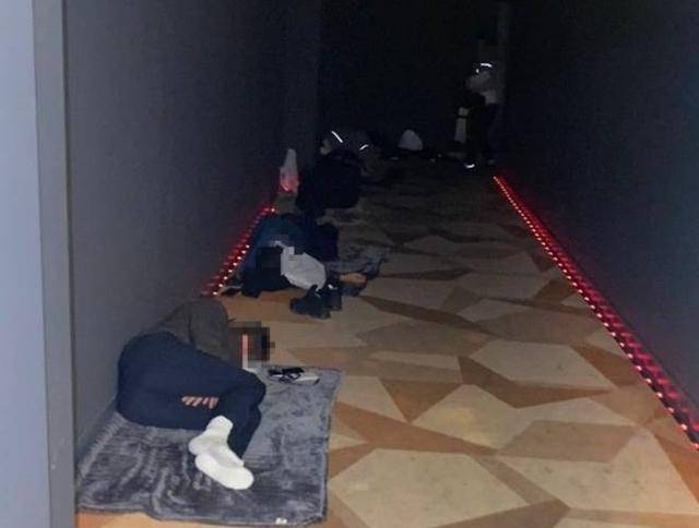 경주 APEC 정상회의 기간 한 영화관 복도에서 담요를 깔고 자는 경찰관들. 전국경찰직장협의회 제공