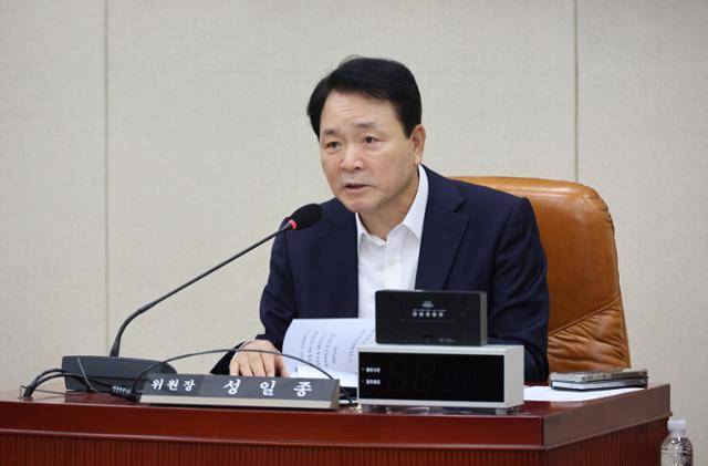 국민의힘 소속 성일종 국회 국방위원장이 6일 서울 여의도 국회에서 국방위원회 군복지개선소위원회 회의를 주재하며 발언하고 있다. 뉴시스