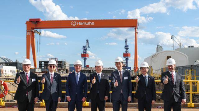 지난 8월 26일 미국 필라델피아 필리조선소에서 '스테이트 오브 메인호' 명명식이 열리고 있다. 왼쪽부터 데이비드 김 한화필리조선소 대표, 조현 외교부 장관, 조시 셔피로 펜실베이니아 주지사, 이재명 대통령, 김동관 한화그룹 부회장, 김정관 산업부 장관, 토드영 인디애나주 상원의원. 한화 제공