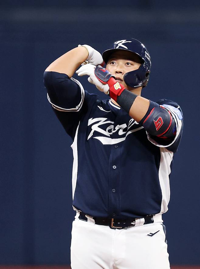 <yonhap photo-3504=""> 9일 오후 서울 구로구 고척스카이돔에서 열린 '2025 네이버 K-BASEBALL 시리즈' 대한민국과 체코의 평가전. 9회초 한동희가 적시타를 때려낸 뒤 세리머니를 하고 있다. 2025.11.9 [연합뉴스]</yonhap>