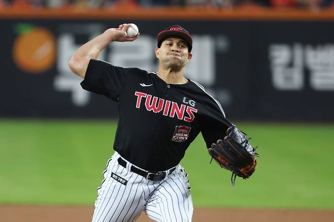 치리노스가 10월 30일 한국시리즈 4차전에서 역투하고 있다. 사진=구단 제공