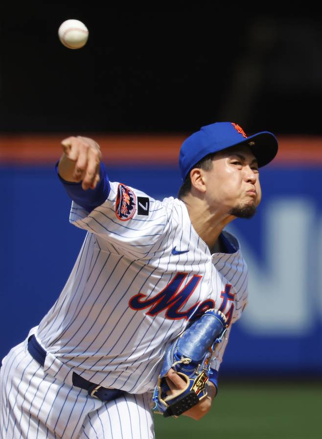 <yonhap photo-1453=""> New York Mets' Kodai Senga pitches against the New York Mets during the first inning of a baseball game, Sunday, Aug. 31, 2025, in New York. (AP Photo/Noah K. Murray)/2025-09-01 04:05:39/ <저작권자 ⓒ 1980-2025 ㈜연합뉴스. 무단 전재 재배포 금지, AI 학습 및 활용 금지></yonhap>