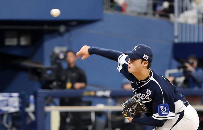 <yonhap photo-3189=""> 오원석 내려가고 이민석 '역투' (서울=연합뉴스) 이동해 기자 = 9일 오후 서울 구로구 고척스카이돔에서 열린 '2025 네이버 K-BASEBALL 시리즈' 대한민국과 체코의 평가전. 3회말 이민석이 역투하고 있다. 2025.11.9 eastsea@yna.co.kr/2025-11-09 15:03:48/ <저작권자 ⓒ 1980-2025 ㈜연합뉴스. 무단 전재 재배포 금지, AI 학습 및 활용 금지></yonhap>