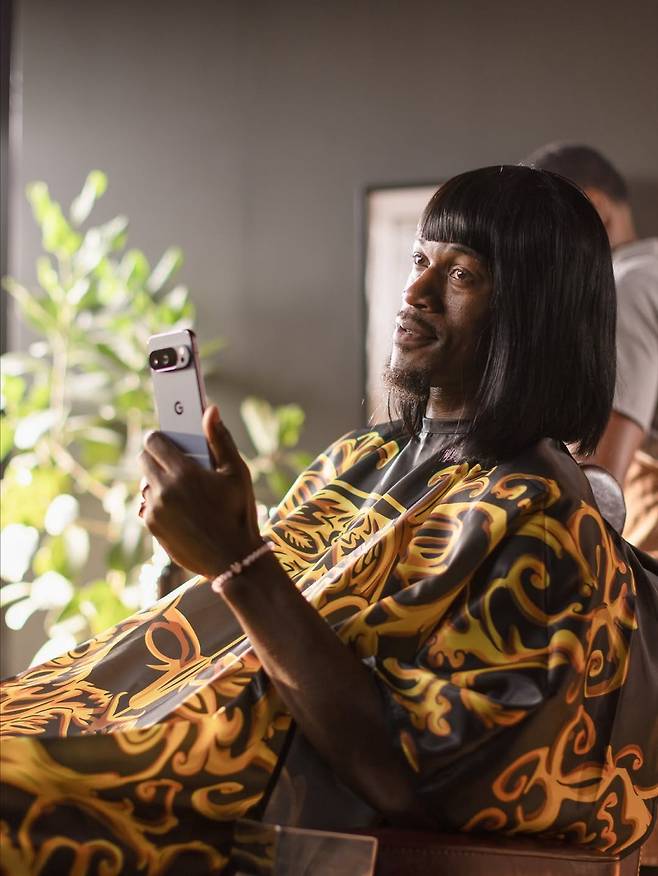 11일 버틀러 SNS에 게시된 광고 촬영 비하인드 장면. 버틀러(사진)의 헤어스타일을 접한 커리가 폭소하는 장면이 담겼다. 사진=버틀러 SNS