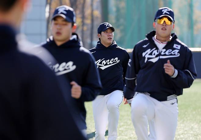 <yonhap photo-4271="">원태인을 비롯한 야구 국가대표팀 선수들이 3일 경기 고양 국가대표 야구 훈련장에서 훈련하고 있다. 야구대표팀은 내년 3월 개막하는 2026년 월드베이스볼클래식(WBC)을 대비해 체코(8∼9일·서울 고척스카이돔), 일본(15∼16일·일본 도쿄돔)과의 평가전을 갖는다. 2025.11.3 [연합뉴스]</yonhap>