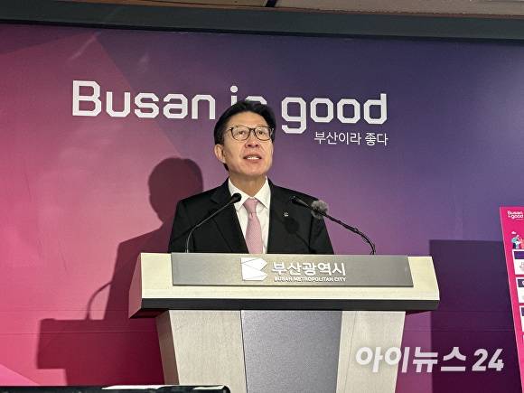 박형준 부산광역시장이 11일 부산광역시청 브리핑룸에서 기자회견을 열고  내년도 예산안을 발표하고 있다. [사진=정예진 기자]
