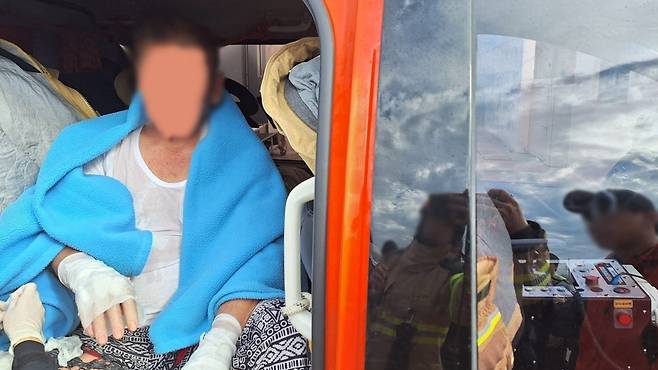 오늘(11일) 오전 어선 가스 폭발 사고로 화상을 입은 부상자가 이송되는 모습 (제주소방안전본부 제공)