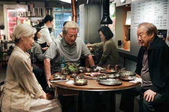 영화 '사람과 고기'의 형준(박근형), 우식(장용), 화진(예수정)은 우연한 계기로 만나 무전취식이란 모험이자 일탈을 저지른다. 사진 트리플픽쳐스