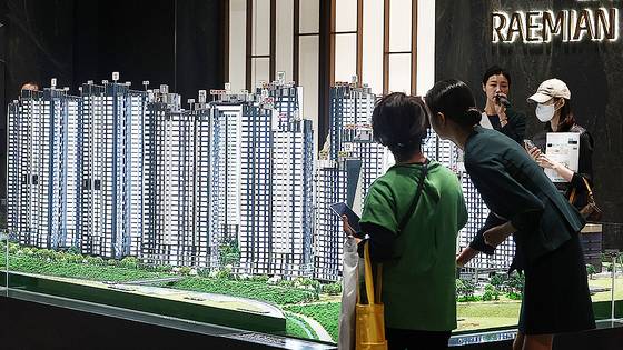 7일 오후 서울 송파구 래미안갤러리에서 시민들이 반포 래미안 트리니원 견본주택을 보고 있다. 뉴스1