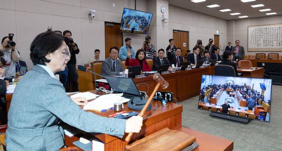 11일 서울 여의도 국회에서 열린 제429회국회(정기회) 법제사법위원회 제13차 전체회의서 추미애 위원장이 정회를 선포하고 있다. 뉴스1