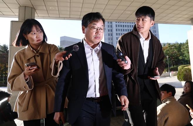 ▲ 노만석 검찰총장 직무대행이 10일 서울 대검찰청으로 출근하며 취재진의 질문을 받고 있다 [연합뉴스]&nbsp;