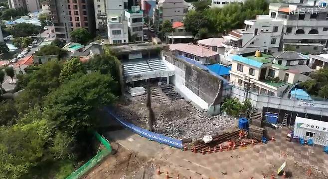 이중섭미술관 바로 옆 서귀포 관광극장의 외벽 일부가 철거된 모습.