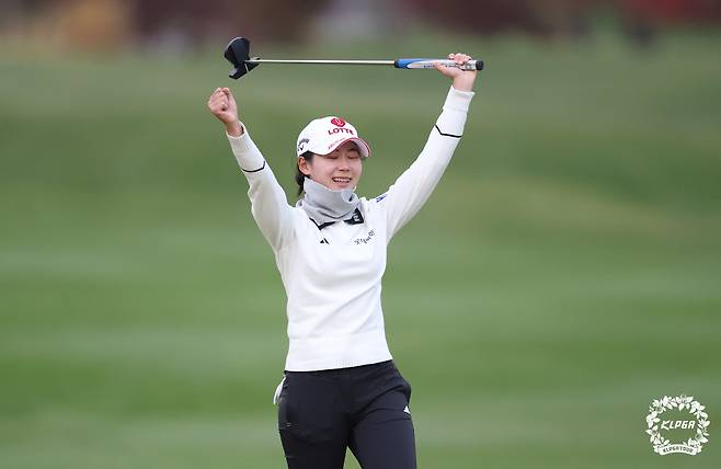 KLPGA투어 최종전 대보 하우스디 챔피언십 우승 확정 이후 좋아하는 황유민,   사진 출처:KLPGA