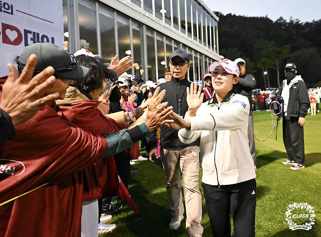 우승 직후 팬들과 하이파이브를 하는 황유민