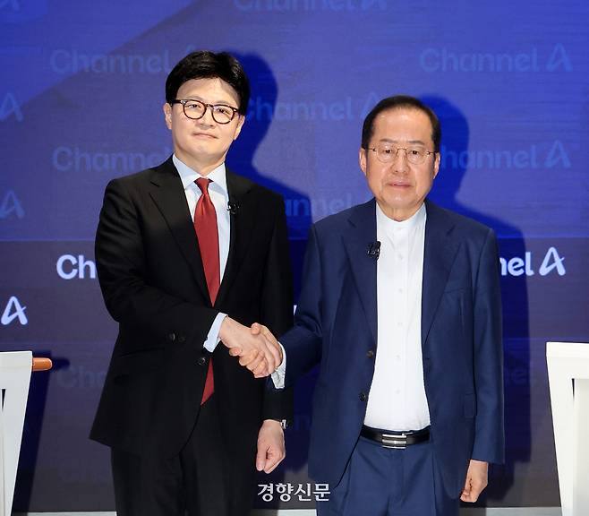 한동훈 전 국민의힘 대표와 홍준표 전 대구시장이 지난 4월 25일 종로 동아미디어센터 채널A 오픈스튜디오에서 일대일 맞수 토론을 하기 전 기념사진을 찍고 있다. 국회사진기자단