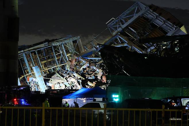울산화력발전소 보일러동 붕괴 사고 엿새째인 11일 오후 보일러타워 5호기 부근에서 야간 수색작업이 진행되고 있다. 연합뉴스