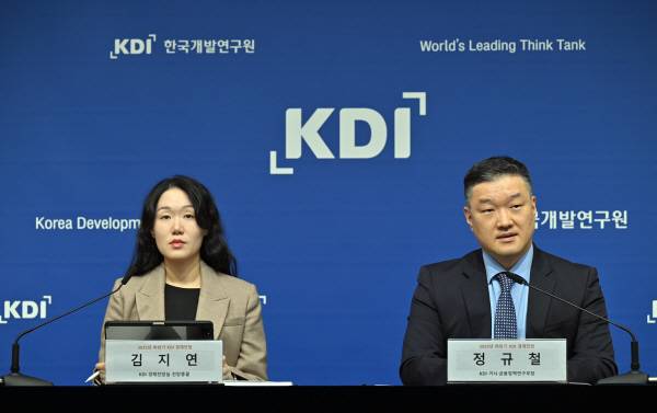 김지연(왼쪽) KDI 경제전망실 전망총괄과 정규철 KDI 경제전망실장이 11일 정부세종청사에서 ‘2025년 하반기 경제전망’ 관련 브리핑을 하고 있다. KDI 제공