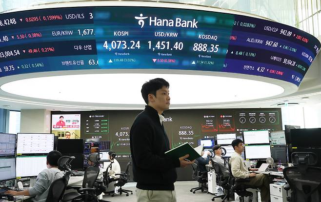 A screen at Hana Bank’s headquarters trading room in central Seoul shows the Kospi, foreign exchange rate and Kosdaq index on the afternoon of Nov. 10. The Kospi closed at 4,073.24, up 119.48 points, or 3.02 percent, from the previous trading day. [YONHAP]