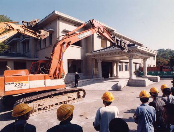 The old Blue House building, built by the Japanese colonial regime, is demolished in 1993. [JOONGANG ILBO]