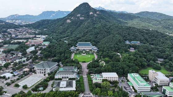 The compound of Blue House is seen in front of Mount Bugak in Jongno District, central Seoul, on July 30. [NEWS1]