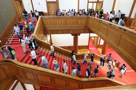 Visitors tour inside the main building of the Blue House in Jongno District in central Seoul, on June 3. [NEWS1]