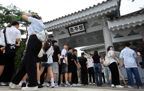 Visitors enter the Blue House through the Chunchumun Gate in Jongno District, central Seoul, on July 31, a day before public tours officially ended. [NEWS1]