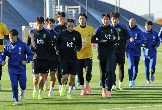 The Korean national team trains at Cheonan Football Center in Cheonan, South Chungcheong on Nov. 10. [YONHAP]