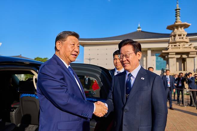 Korean President Lee Jae Myung, right, greets Chinese President Xi Jinping at the Gyeongju National Museum in Gyeongju, North Gyeongsang, on Nov. 1, ahead of their bilateral summit. [PRESIDENTIAL OFFICE]